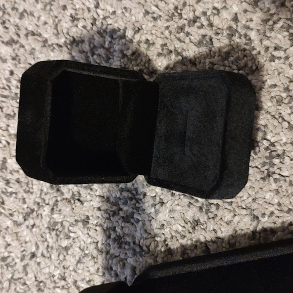 Black Velvet Necklace and Ring Box - Picture 4 of 6